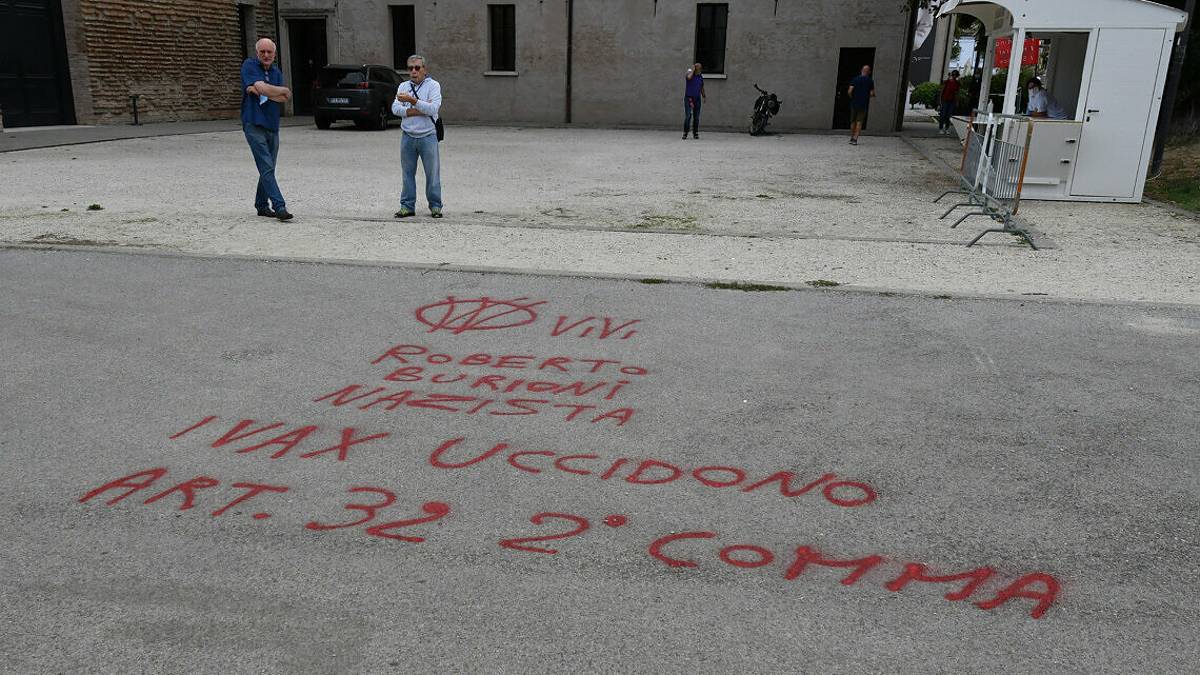 Forlì, scritte dei no vax contro Burioni FOTO
