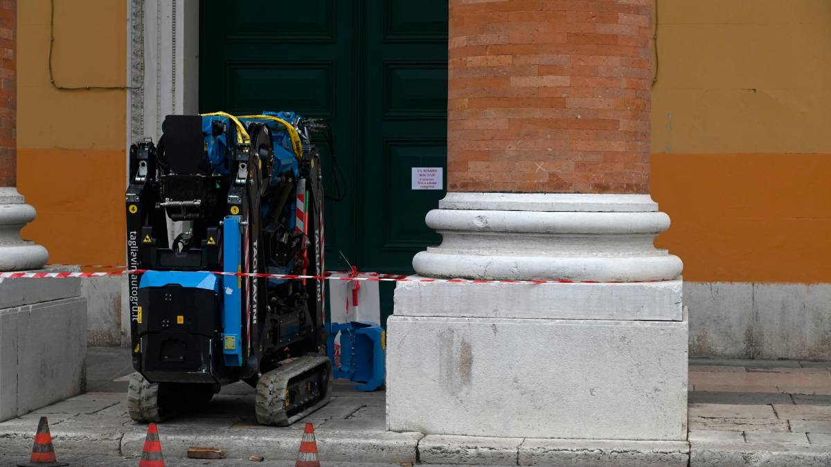 Forlì, danni al Duomo durante il posizionamento del crocifisso: “Per fortuna nessuno si è fatto male”