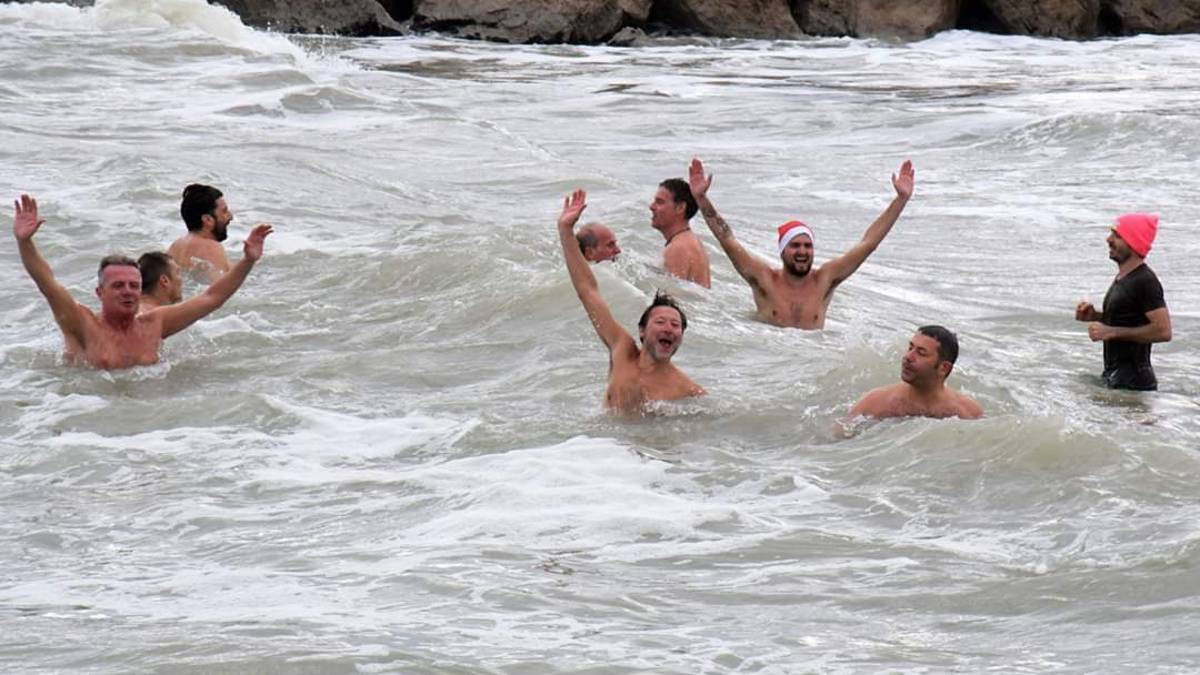 Misano, anche il sindaco al bagno in mare con Babbo Natale