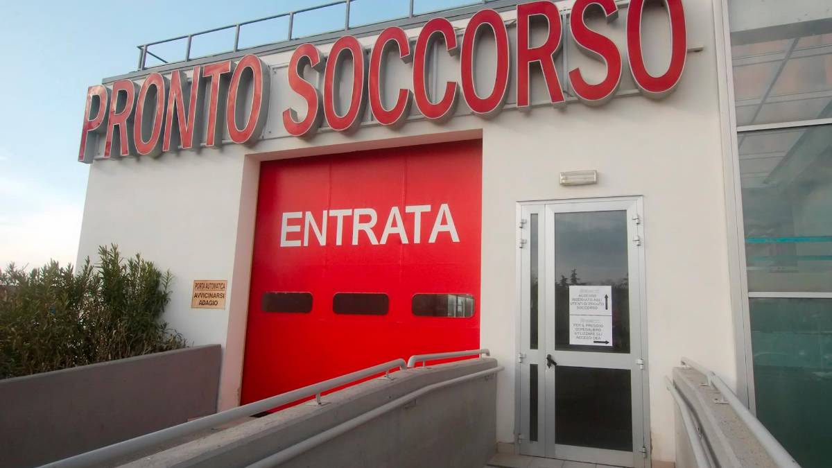 Ravenna, sferra una testata all’allenatore dei pulcini che aveva sostituito il figlio alla partita tra bambini. Il tecnico finisce all’ospedale