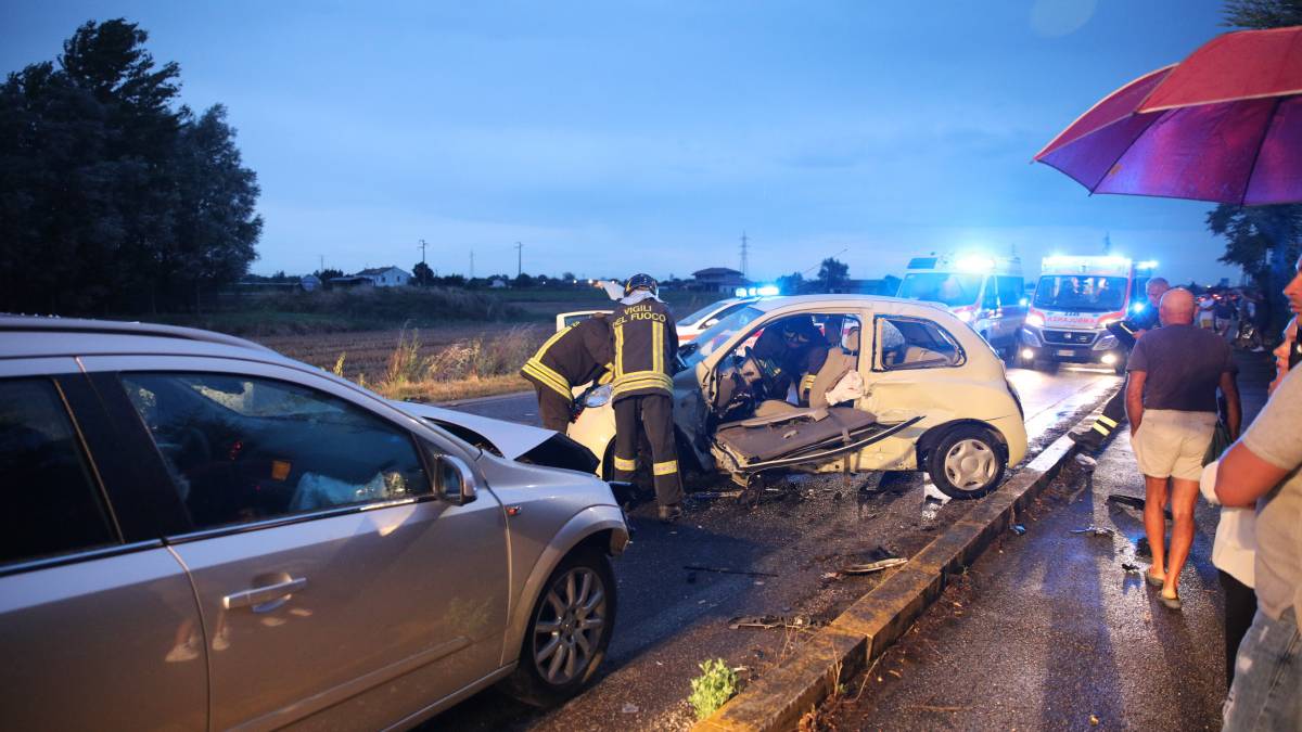 Schianto tra auto, muore 57enne di San Mauro Pascoli