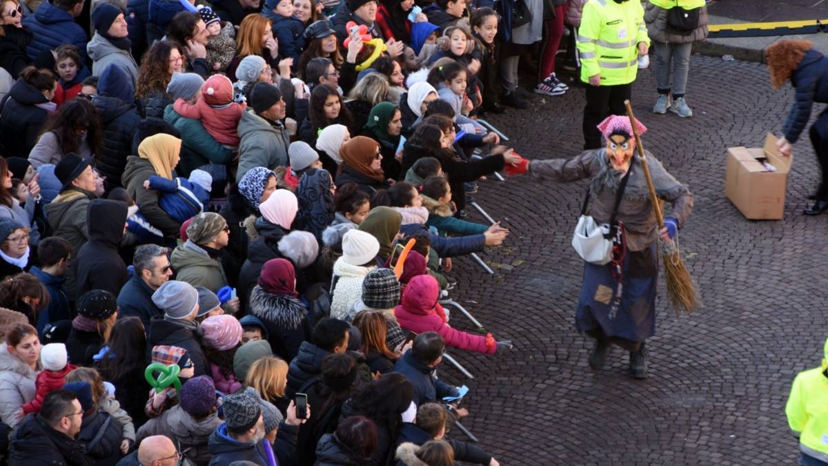 Befana in piazza Saffi a Forlì, raccolti 2.626,39 euro