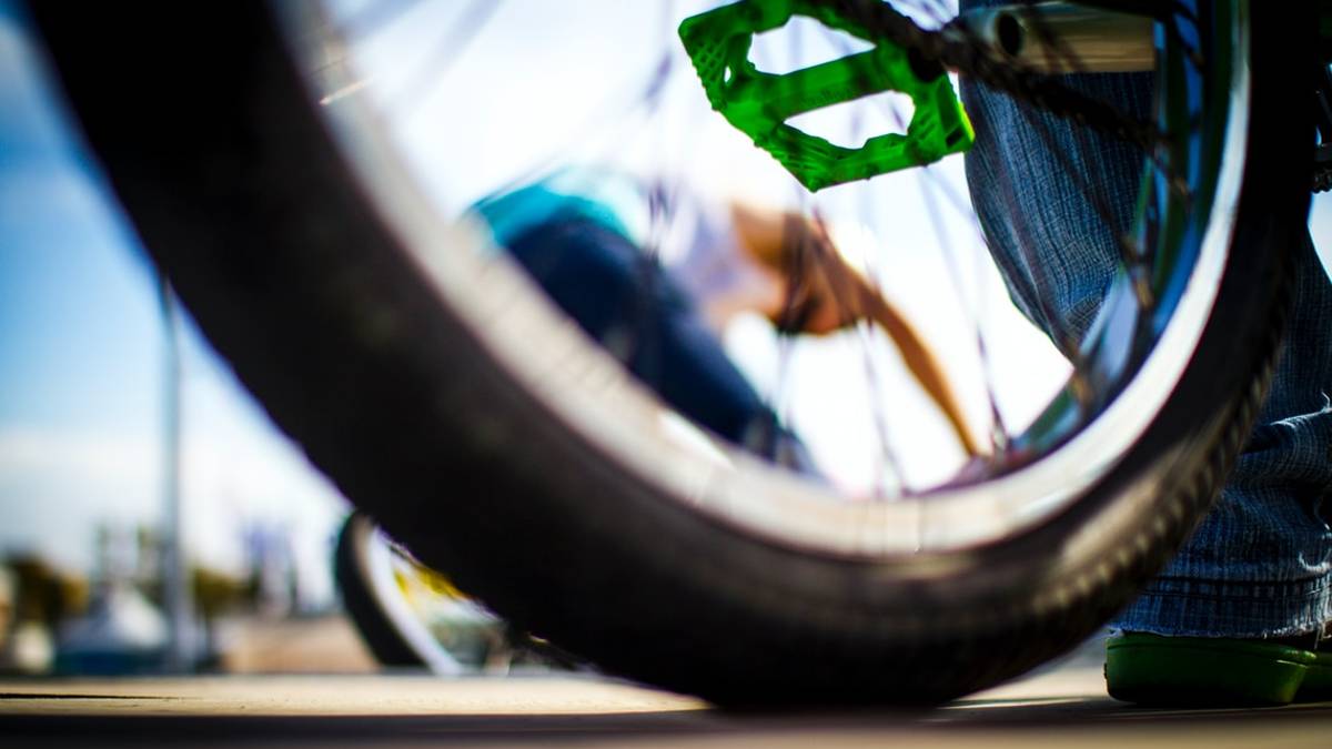 Forlì, perde la testa e scaglia la bici contro un'auto: denunciato 28enne pakistano