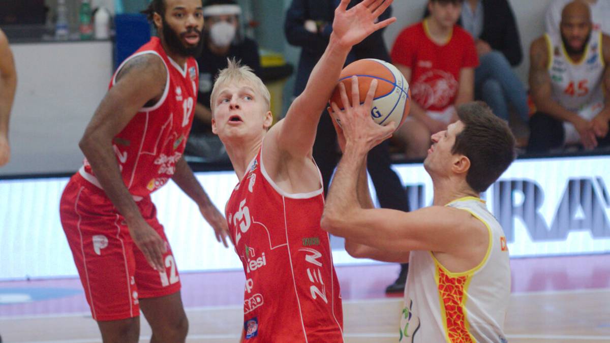 Basket A2, pazzesco Cinciarini e festa Orasì (88-91)