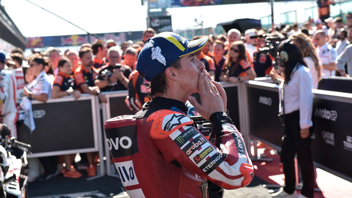 Marc Marquez manda baci al pubblico di Misano dopo la vittoria (Fini)