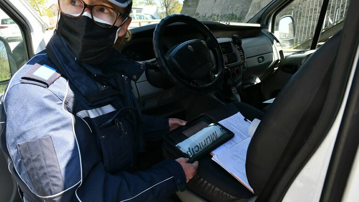 Forlì, cambia col nastro adesivo nero i numeri della targa: multa di 6.000 euro