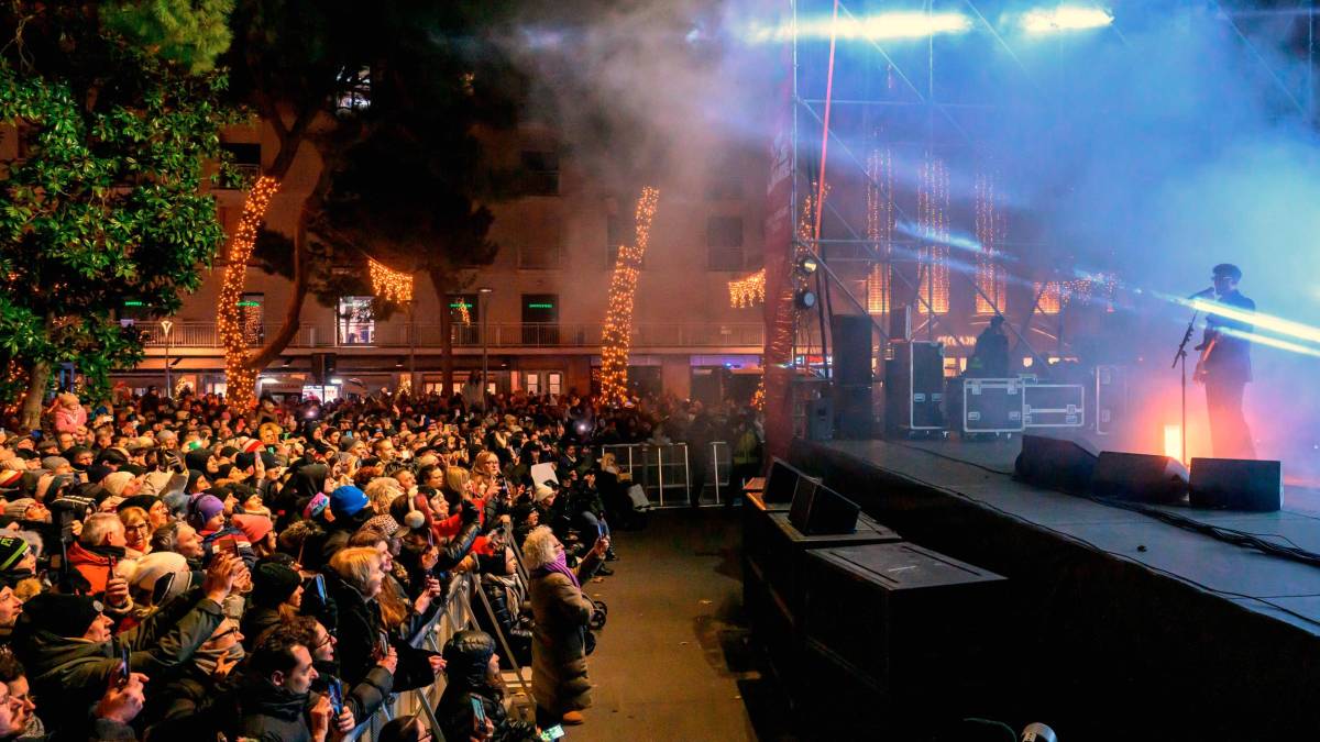 Riccione. Bagno di folla in piazzale Ceccarini per il concerto dei The Kolors