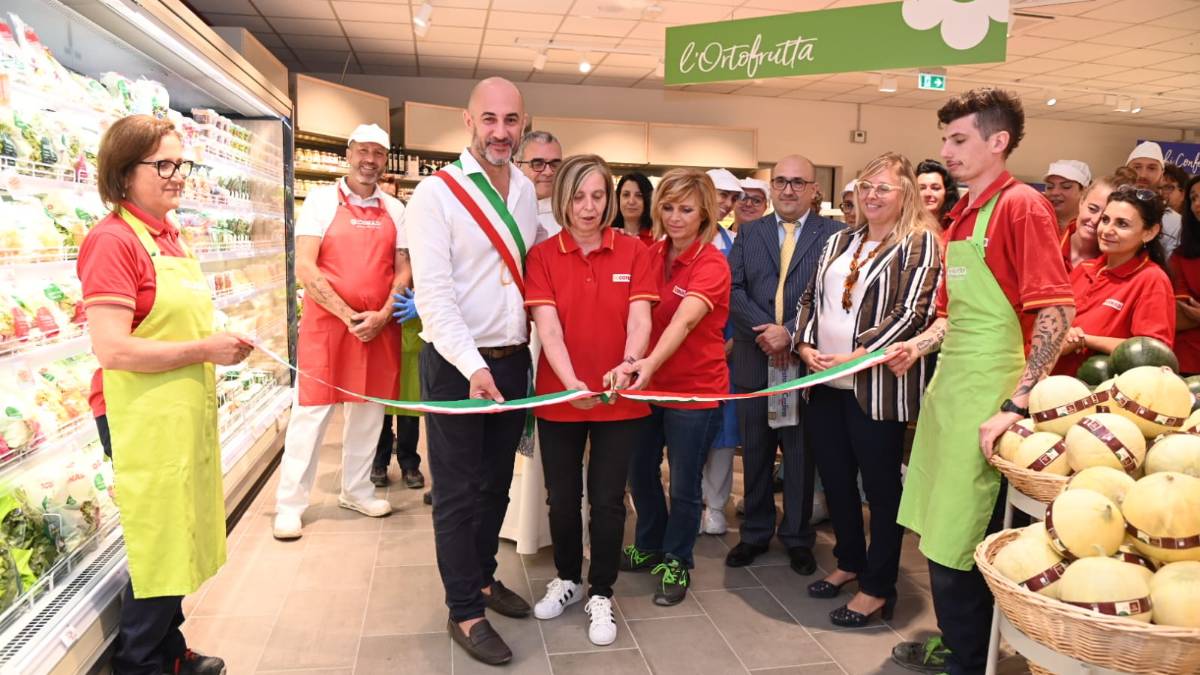Fusignano, il sindaco inaugura il nuovo Conad City