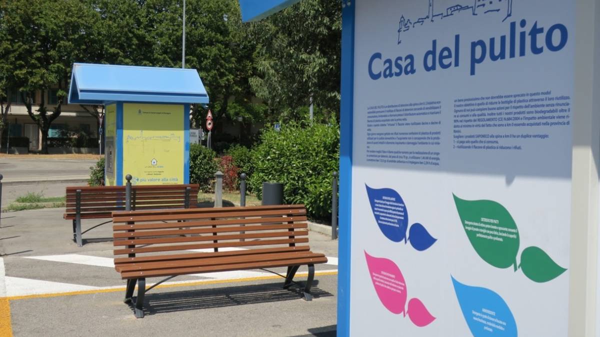 Santarcangelo, nel 2021 erogati oltre 3.700 litri di detersivo dalla Casa del Pulito