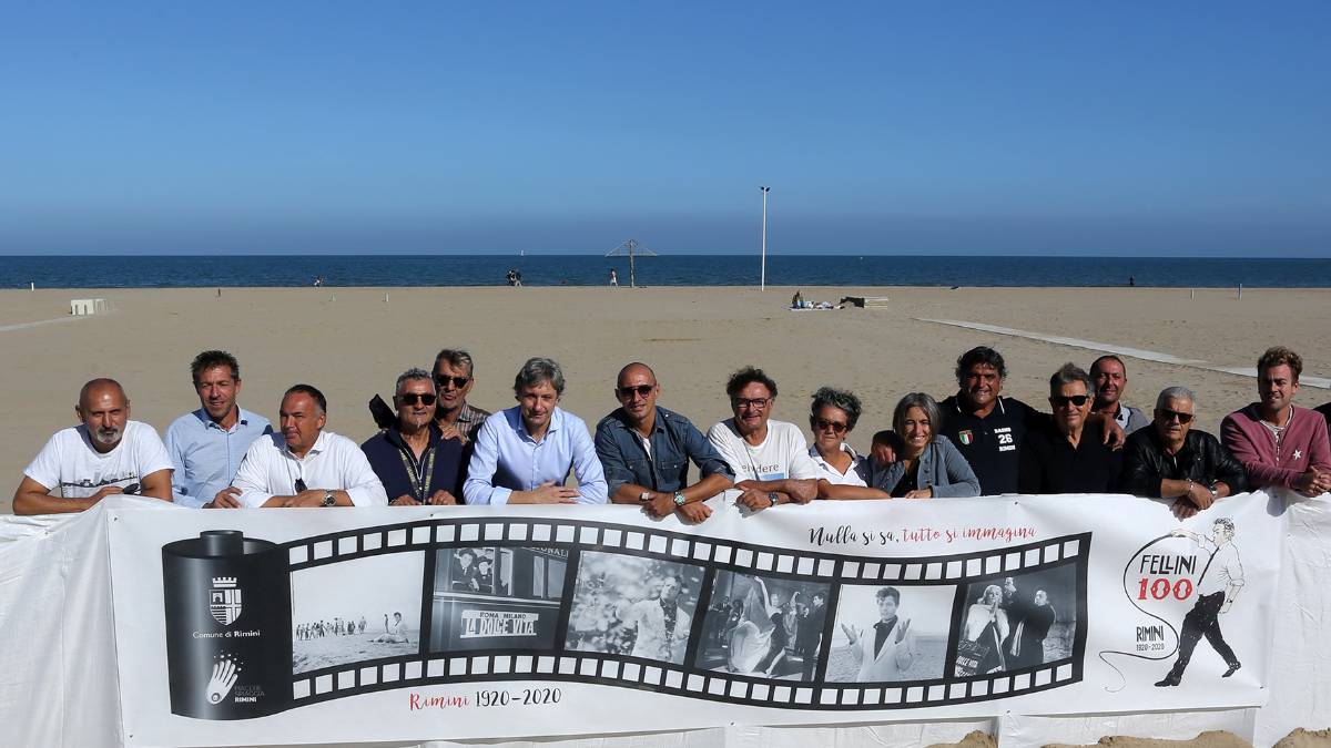 Rimini dedica a Fellini le nuove barriere frangisabbia. Ecco la prima