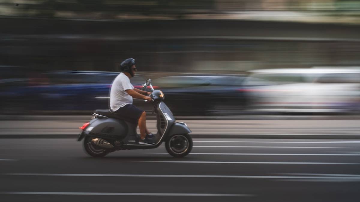 Rimini, il pilota fai da te: beccato sullo scooter senza mai avere conseguito la patente