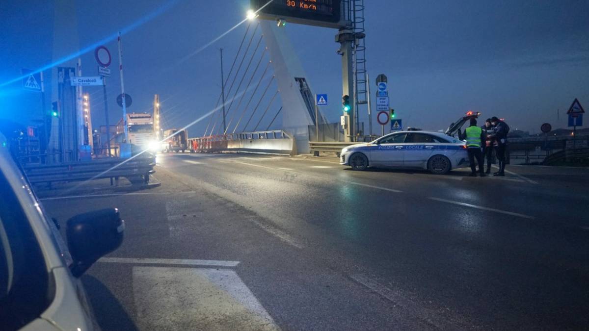 Ravenna, incidente: il ponte mobile sul Candiano è una lastra di ghiaccio, impatto tra due auto e un camion