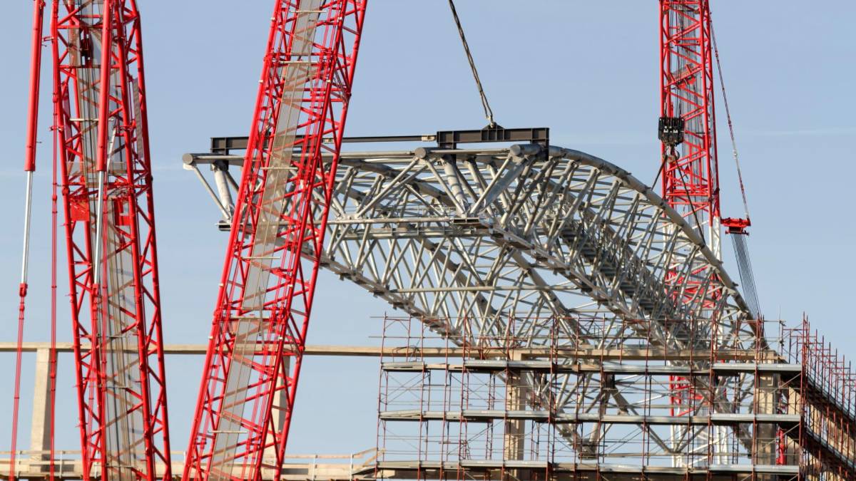 Ravenna, ripartito il cantiere del nuovo palasport: posata la prima trave