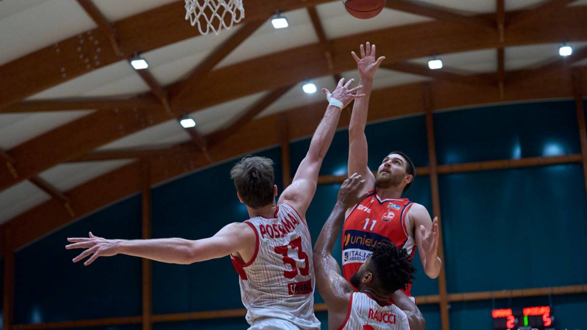 Basket A2 play-off, l'Unieuro è troppo forte: Chiusi ancora ko e biancorossi in semifinale (76-89)