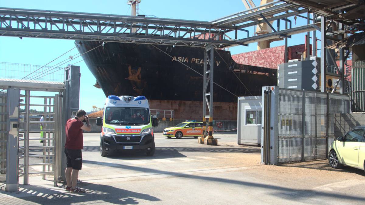Ravenna, volo di 8 metri nella stiva della nave. Ferito marittimo
