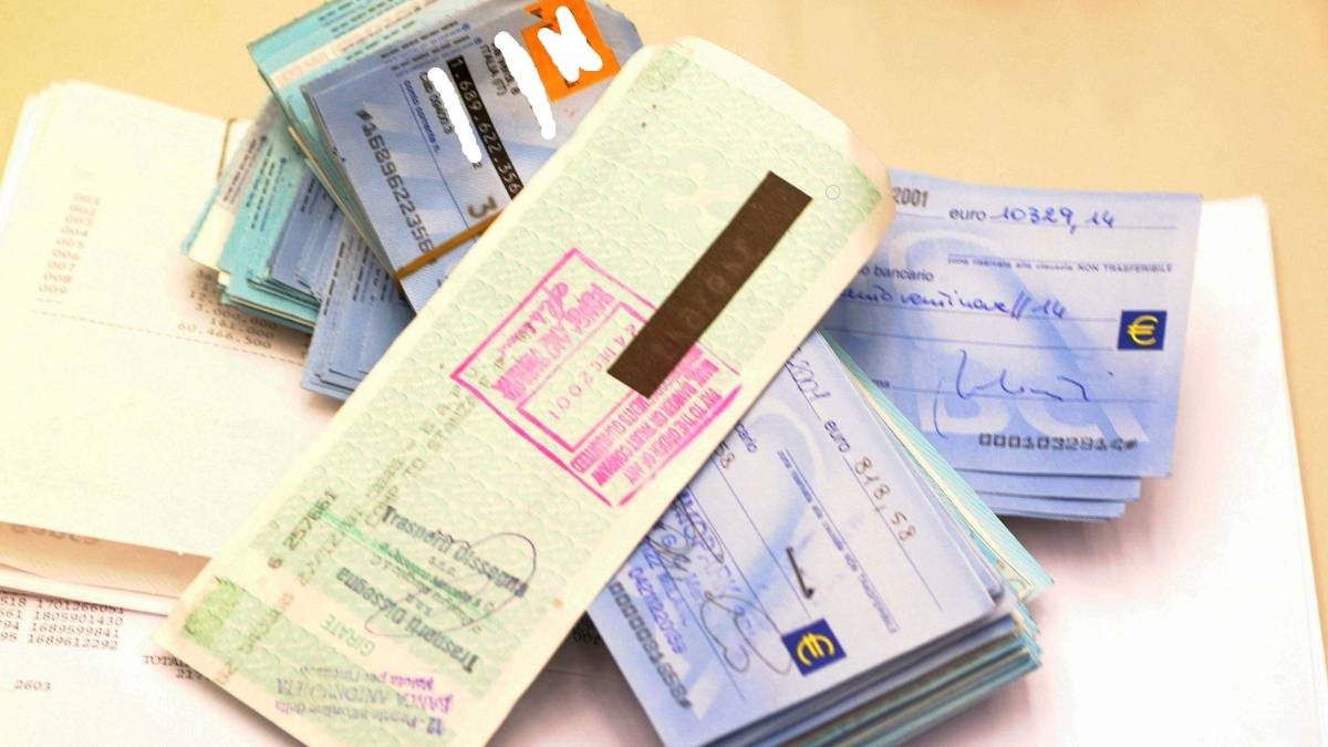 Faenza, trova un assegno a casa di un parente e cerca di incassarlo