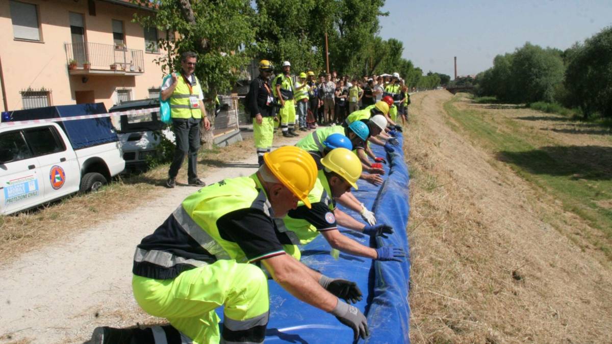 Cesena, un sabato mattina con la Protezione Civile al Ponte Vecchio