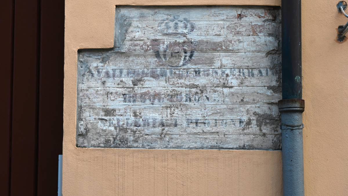 La targa al civico 72 di via Palazzola (foto Fabio Blaco)