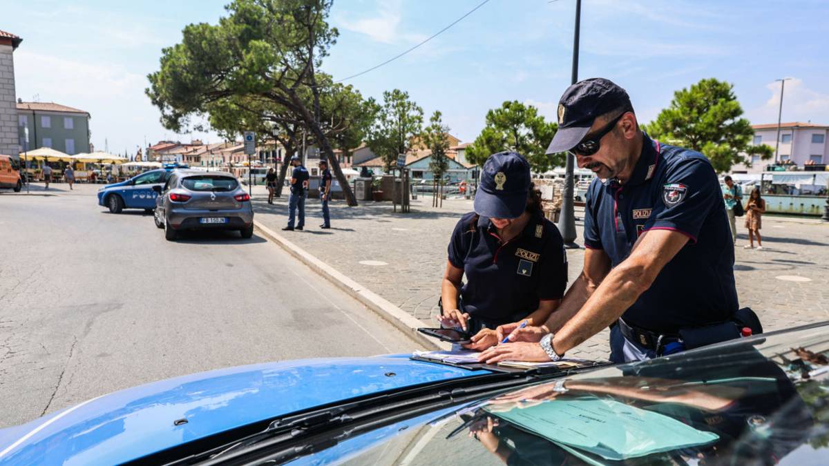 Cesenatico: smascherata una baby gang dedita ai furti sotto all'ombrellone