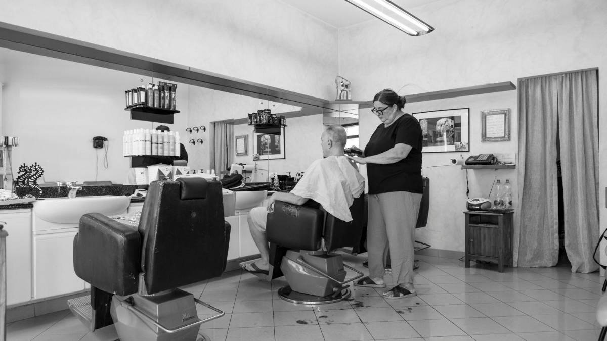 Cesena, dopo 46 anni va in pensione la prima donna barbiere