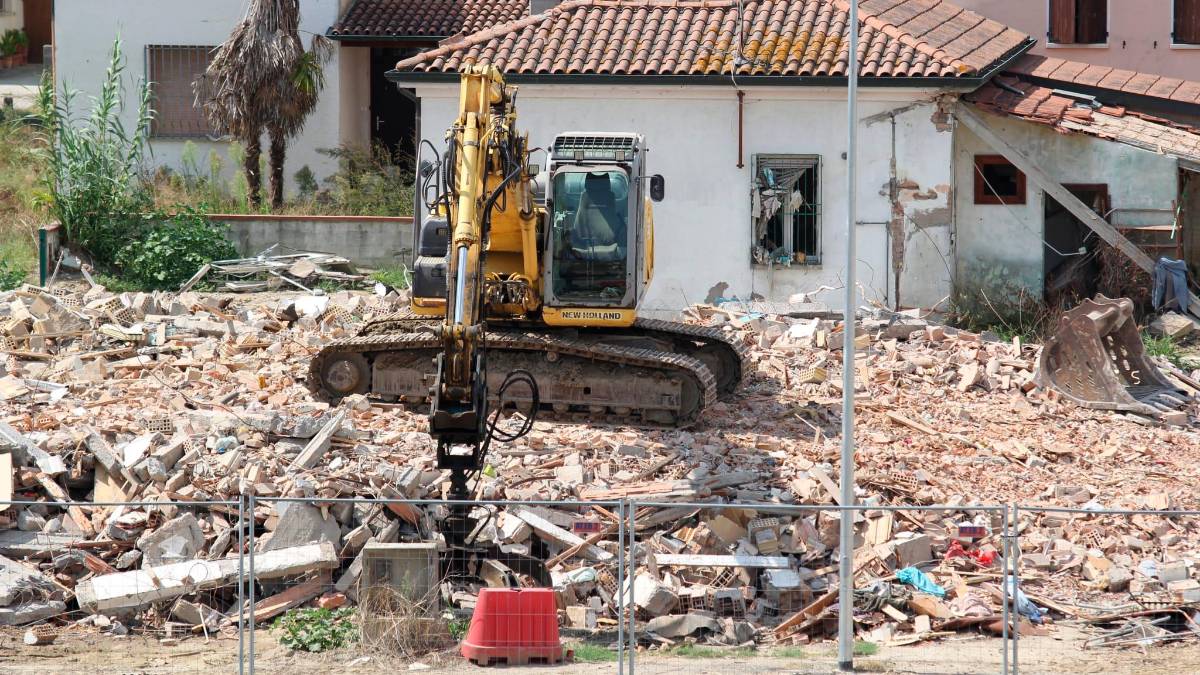 Traversara, partite le demolizioni delle case della zona rossa - Gallery