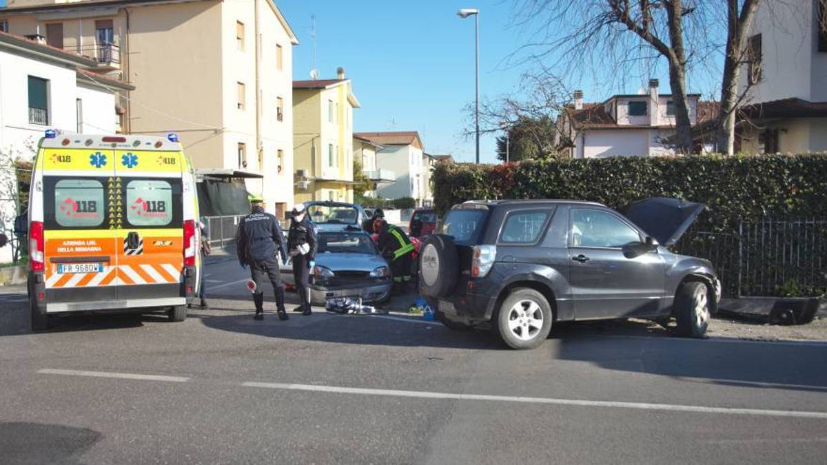 Ravenna, scontro all'incrocio: ferite due donne