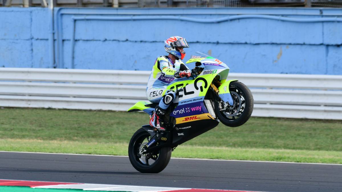 MotoE, Matteo Ferrari vince una gara mozzafiato