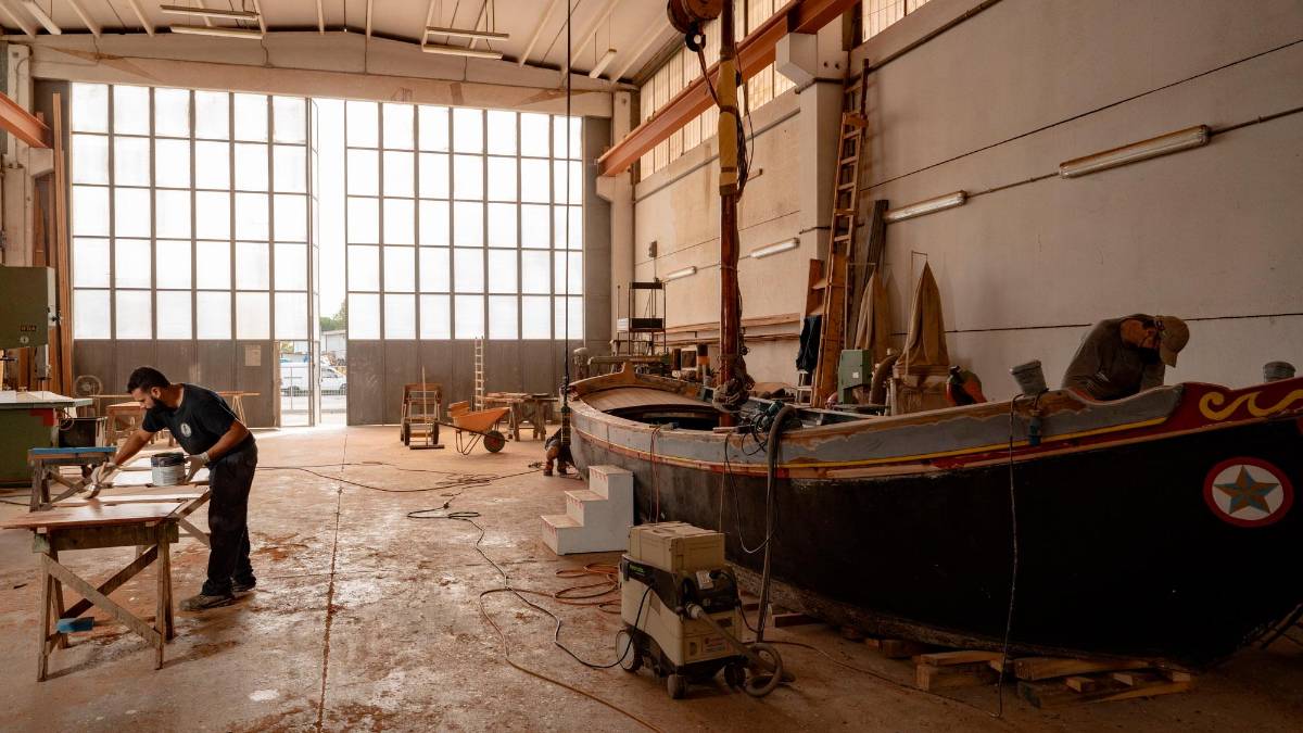 Cesenatico, la barca “Topo” torna a splendere e si prepara ad accogliere il presepe