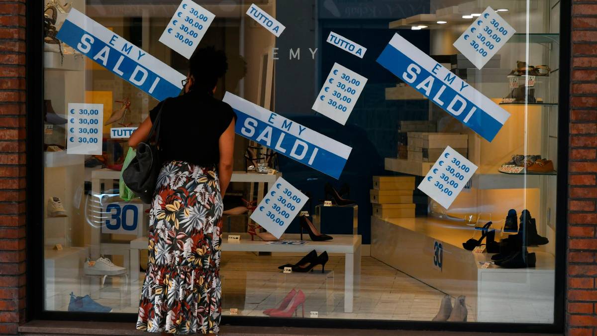 Shopping tradizionale frenato anche dal caldo foto blaco
