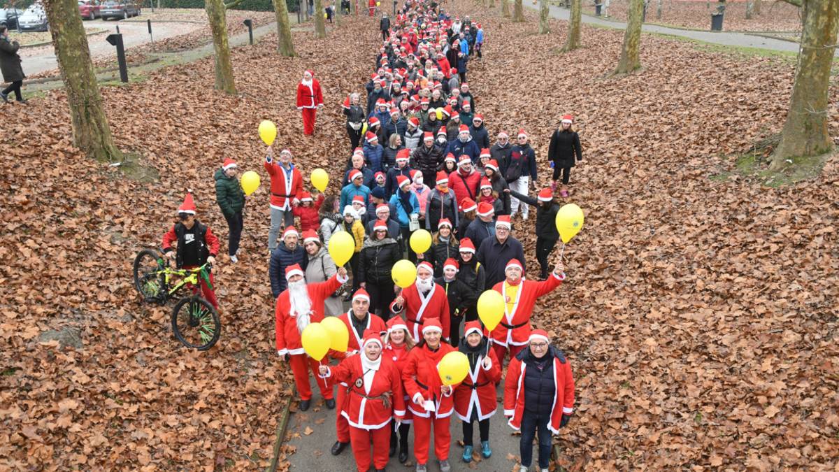 Forlì, in 800 alla Camminata dei Babbo Natale per beneficenza