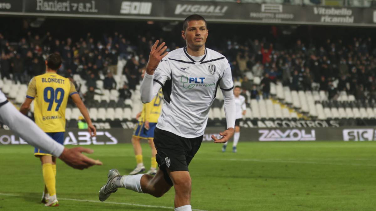 Calcio C, ufficiale: Bortolussi lascia il Cesena e passa al Novara