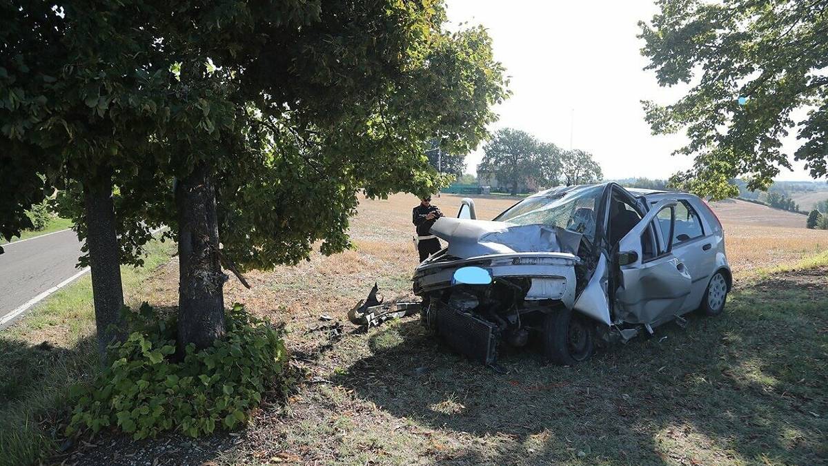 Dozza, ragazza si schianta in auto contro un albero