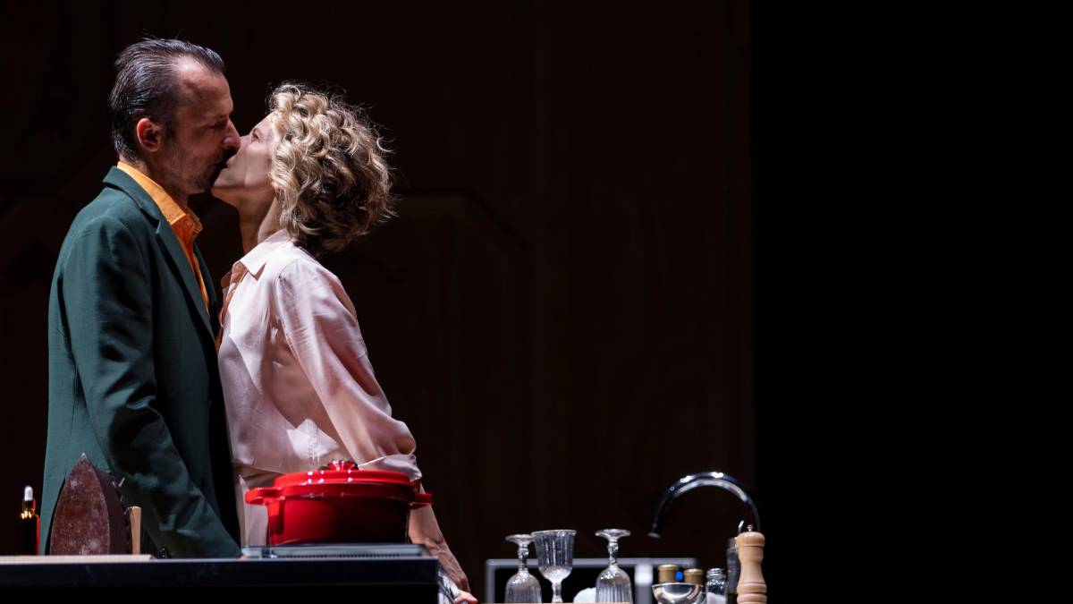 La locandiera apre la stagione di prosa del Teatro Galli di Rimini. Sonia Bergamasco è una contemporanea Mirandolina