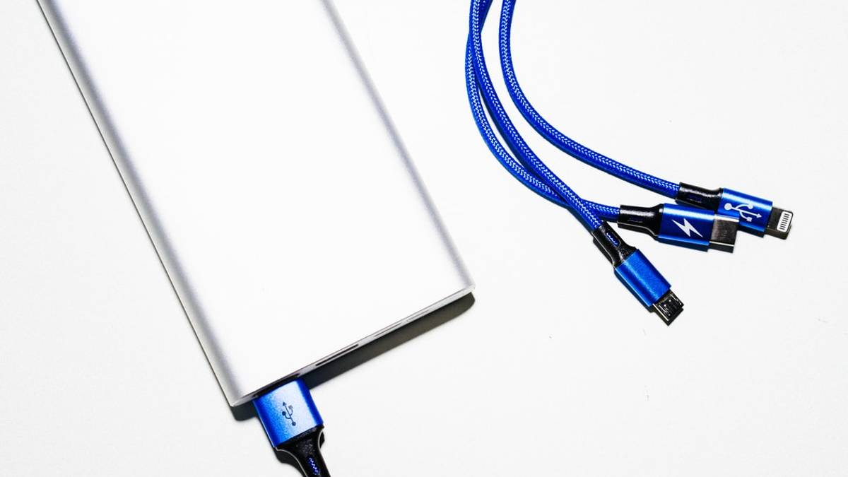 Rimini, ruba cavetti usb e power bank in tabaccheria, arrestato