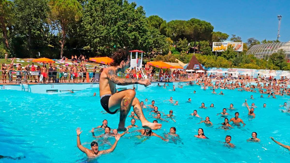 Il tuffo di Rosa Chemical ieri all’Aquafan