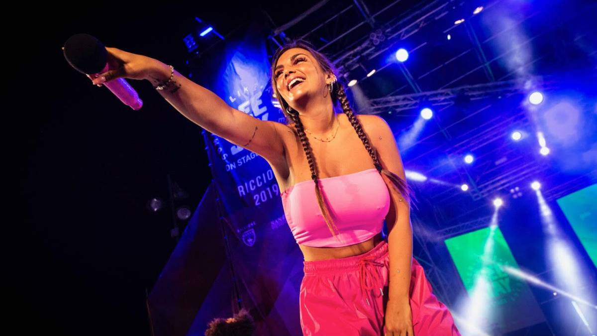 Riccione, folla immensa per Elettra Lamborghini e Radio Deejay
