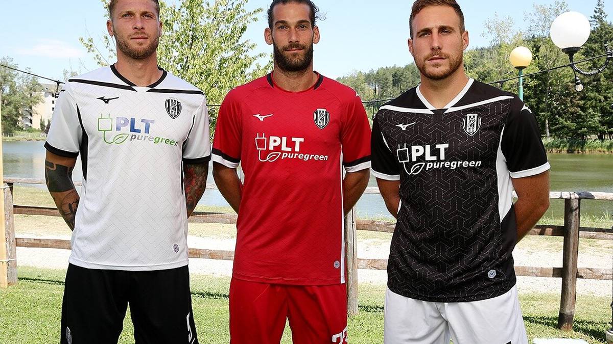 Calcio C, le nuove maglie del Cesena con omaggio a Raoul Casadei VIDEO