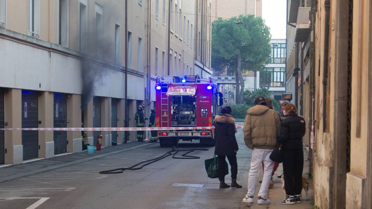 Ravenna, principio d'incendio nel vano biciclette del palazzo di via Guidone