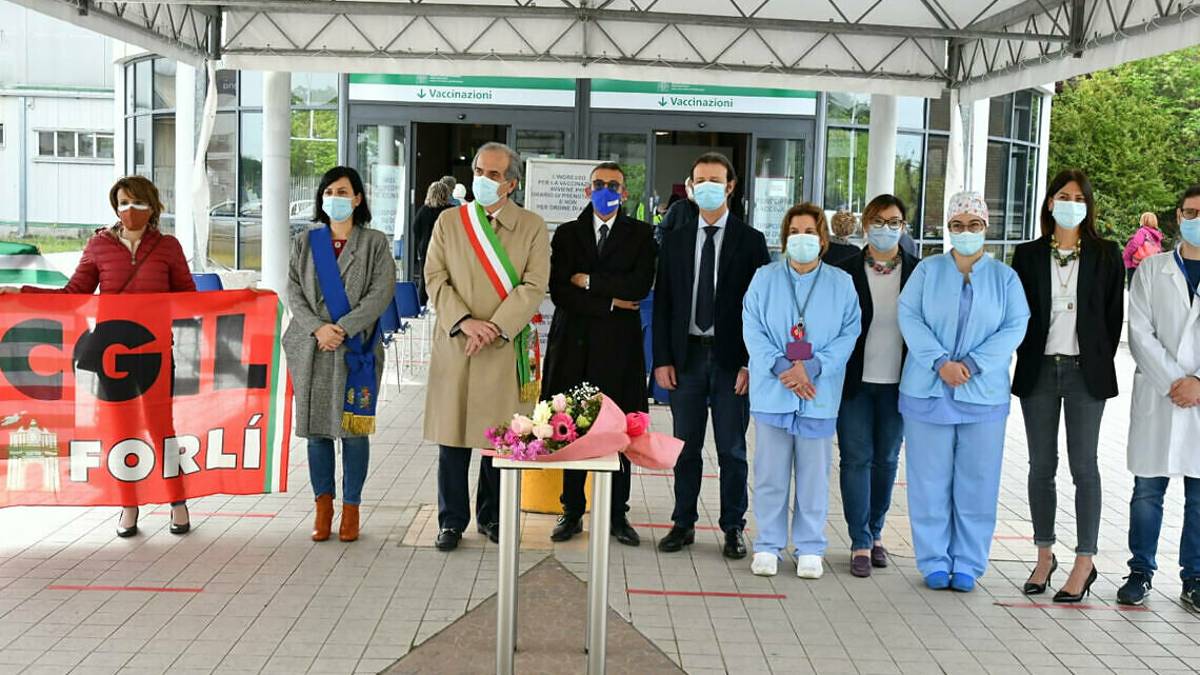 Forlì, sindacati e amministratori con i vaccinatori