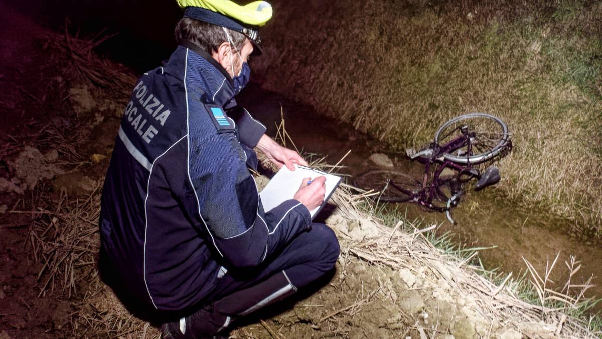 Ravenna, urtato da un'auto finisce nel fosso con la bici