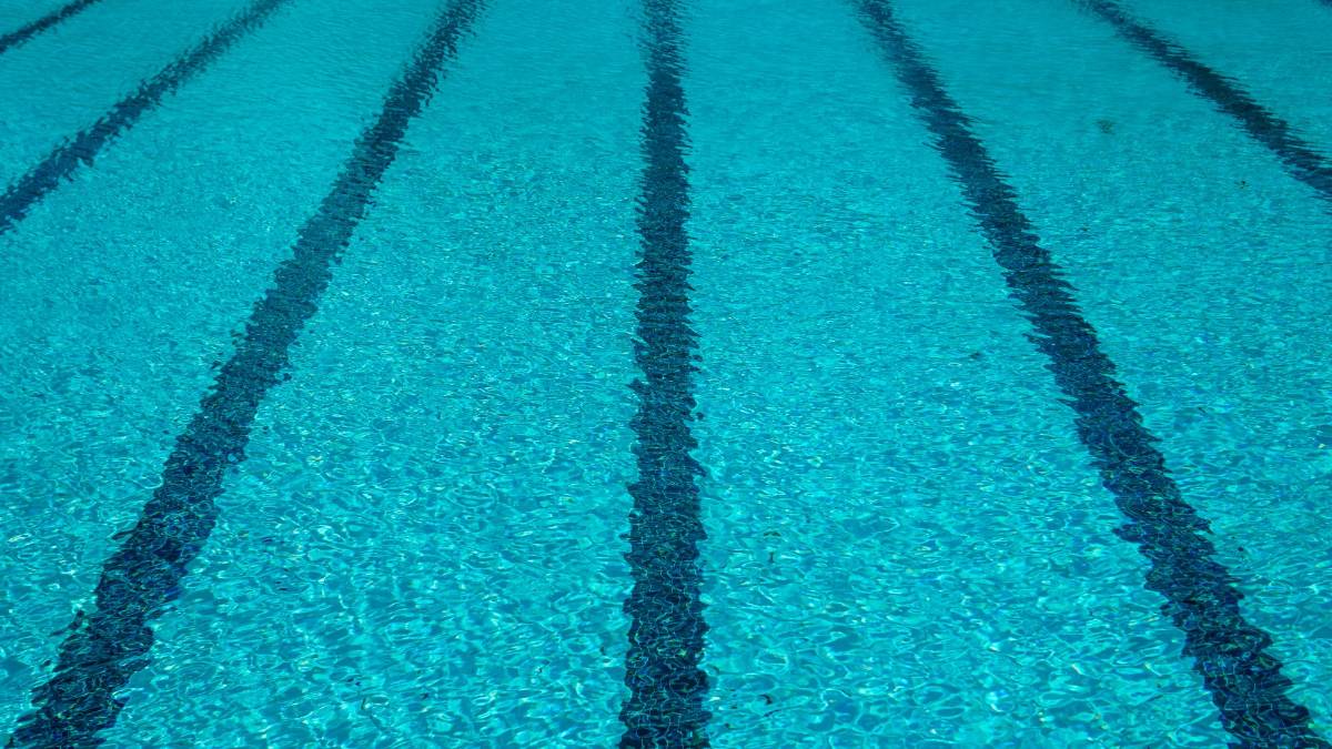 Riccione, bimbo di 7 anni rischia di annegare in piscina, salvato dal bagnino