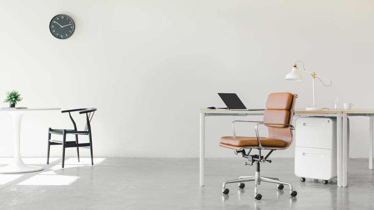 Postura corretta al pc: ecco come evitare il mal di schiena