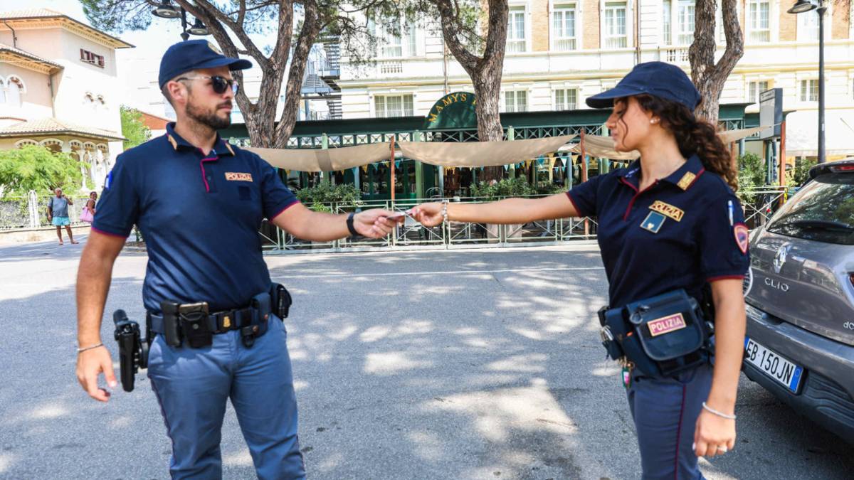Gatteo Mare, vaga per strada in stato confusionale: turista 90enne soccorso dalla Polizia