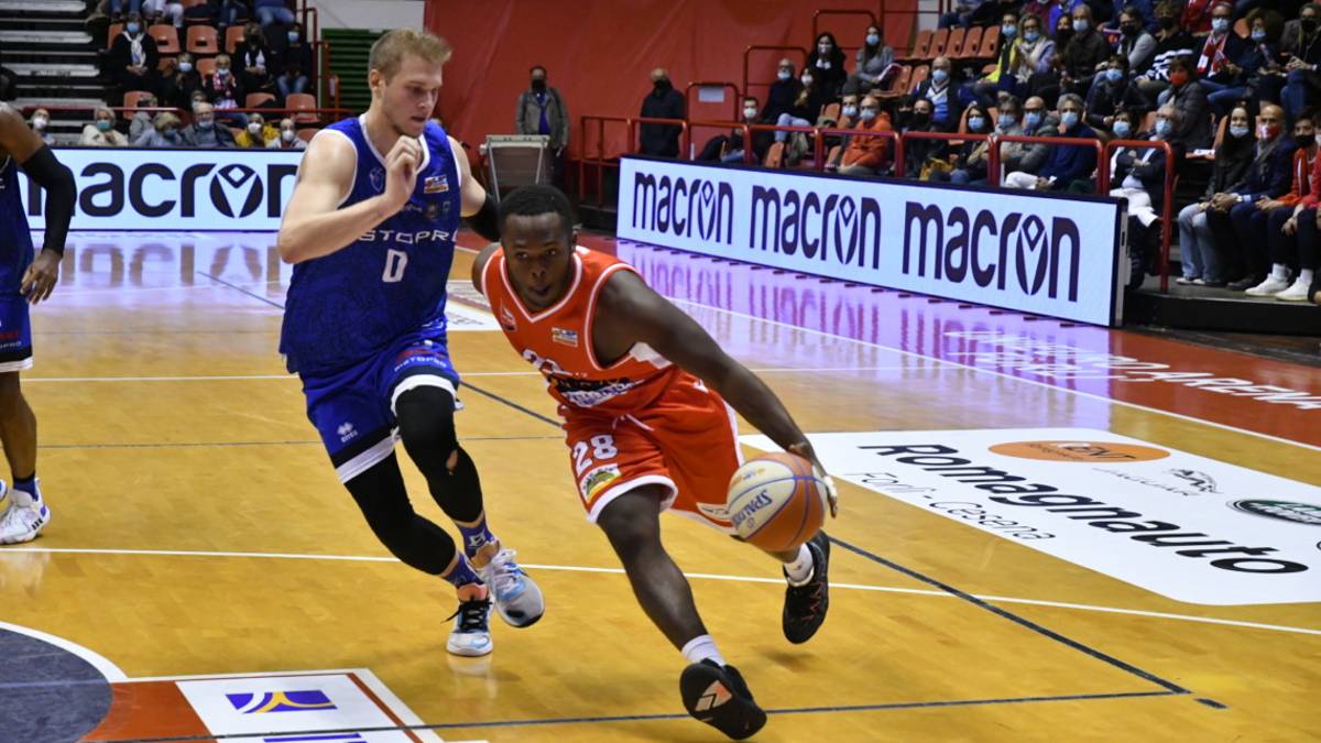 Basket A2, l'Unieuro contro Latina con un Kenny Hayes in più nel motore