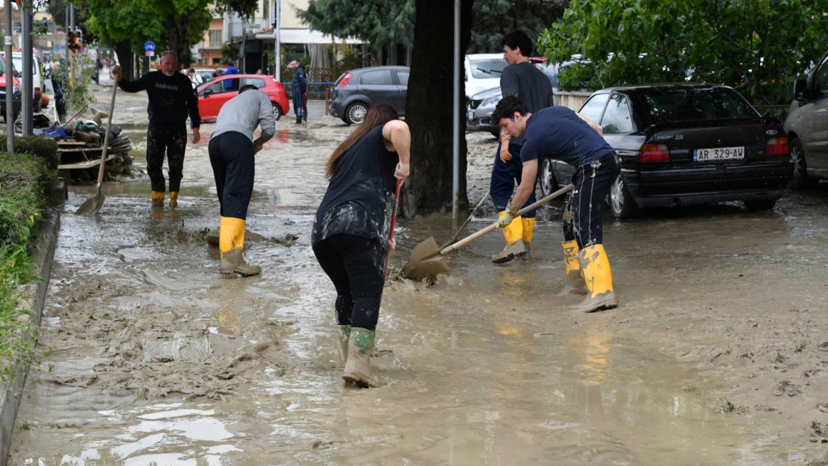 Forlì, i volontari in azione anche sotto la pioggia - Gallery
