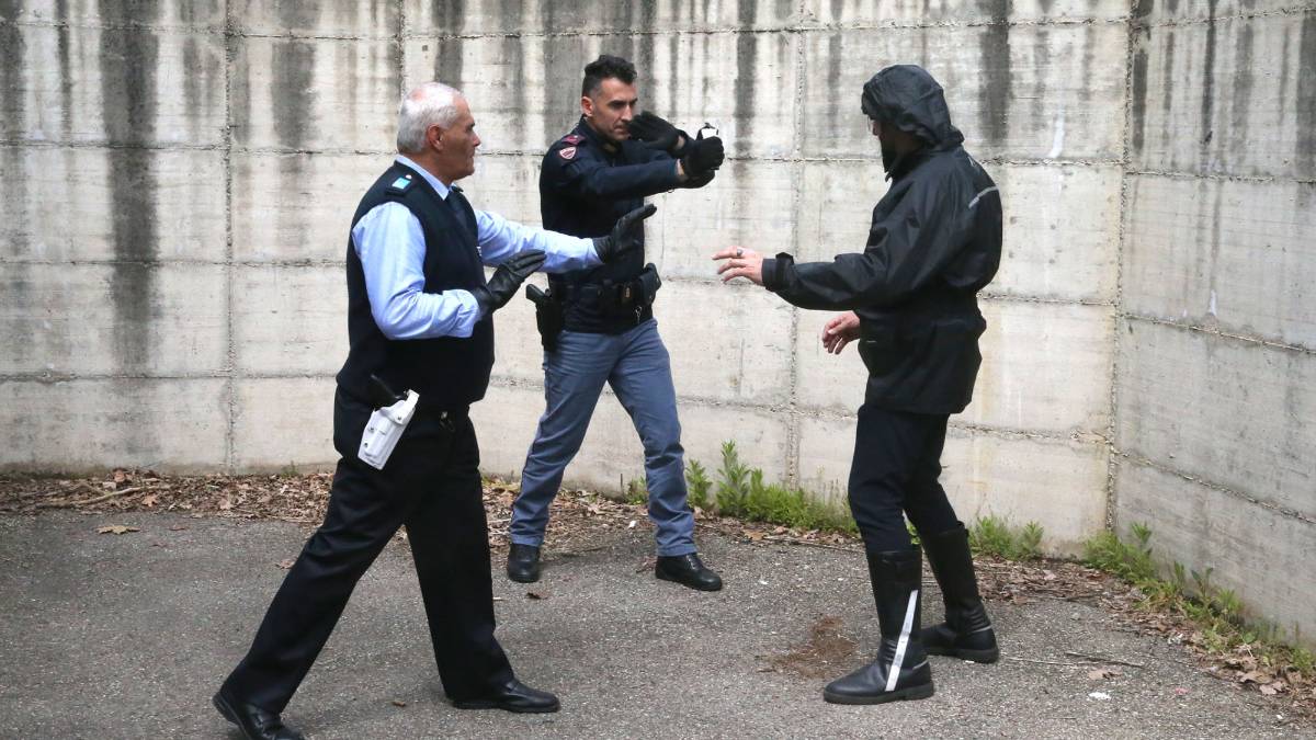 Imola, polizia locale a lezione per usare lo spray al peperoncino