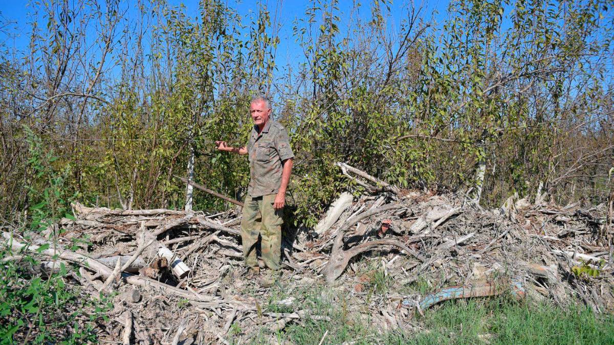 Claudio Taroni nella sua azienda, con i campi ancora invasi dalla legna portata dal fango dell’alluvione del 2023