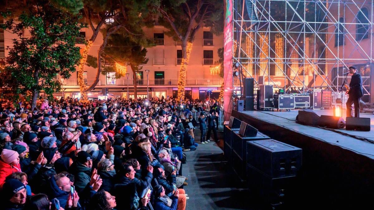 Riccione. Bagno di folla in piazzale Ceccarini per il concerto dei The Kolors