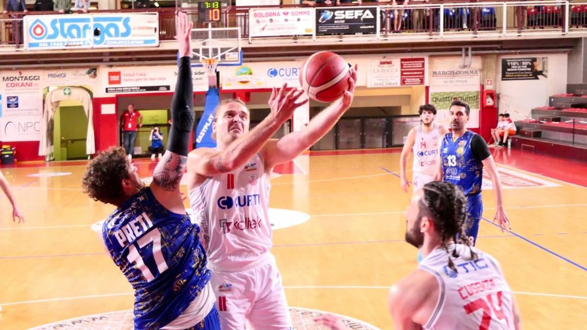 Basket B play-out, l'Andrea Costa perde ancora e retrocede (70-54)