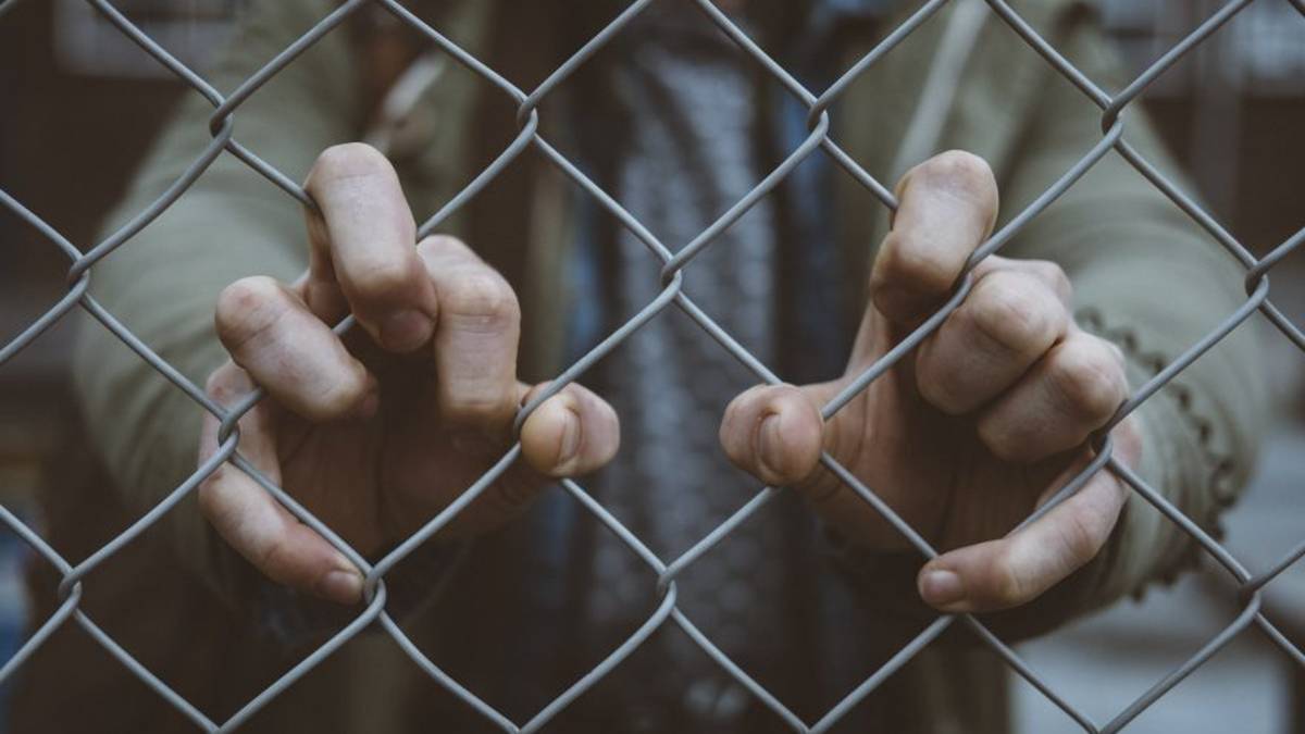 Rimini, picchia e minaccia il marito: insegnante allontanata da casa